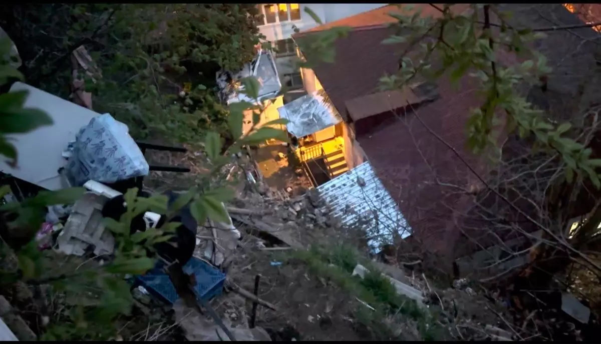 Sarıyer’de Toprak Kayması: 6 Bina Tahliye Edildi, Sakinler Belediyeye İsyan Etti