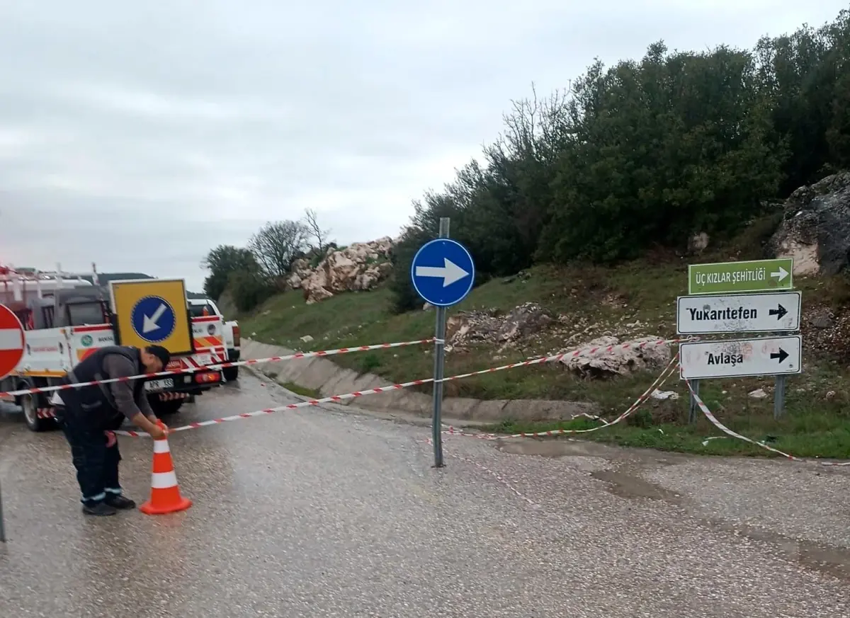 Selendi‑Kula Yolu'nda Yeni Toprak Kayması Nedeniyle Trafik Yeniden Durduruldu