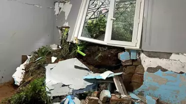 Toprak kayması sonrası evin çöküş anı