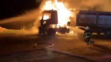 Yangını söndürülmüş tır fotoğrafı