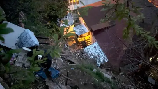 Tahliye edilen binaların önünde toplanan vatandaşlar