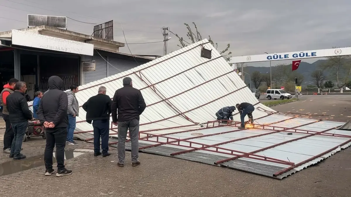 İncirliova’da Şiddetli Fırtına Sanayi Sitesinin Çatısını Uçurdu