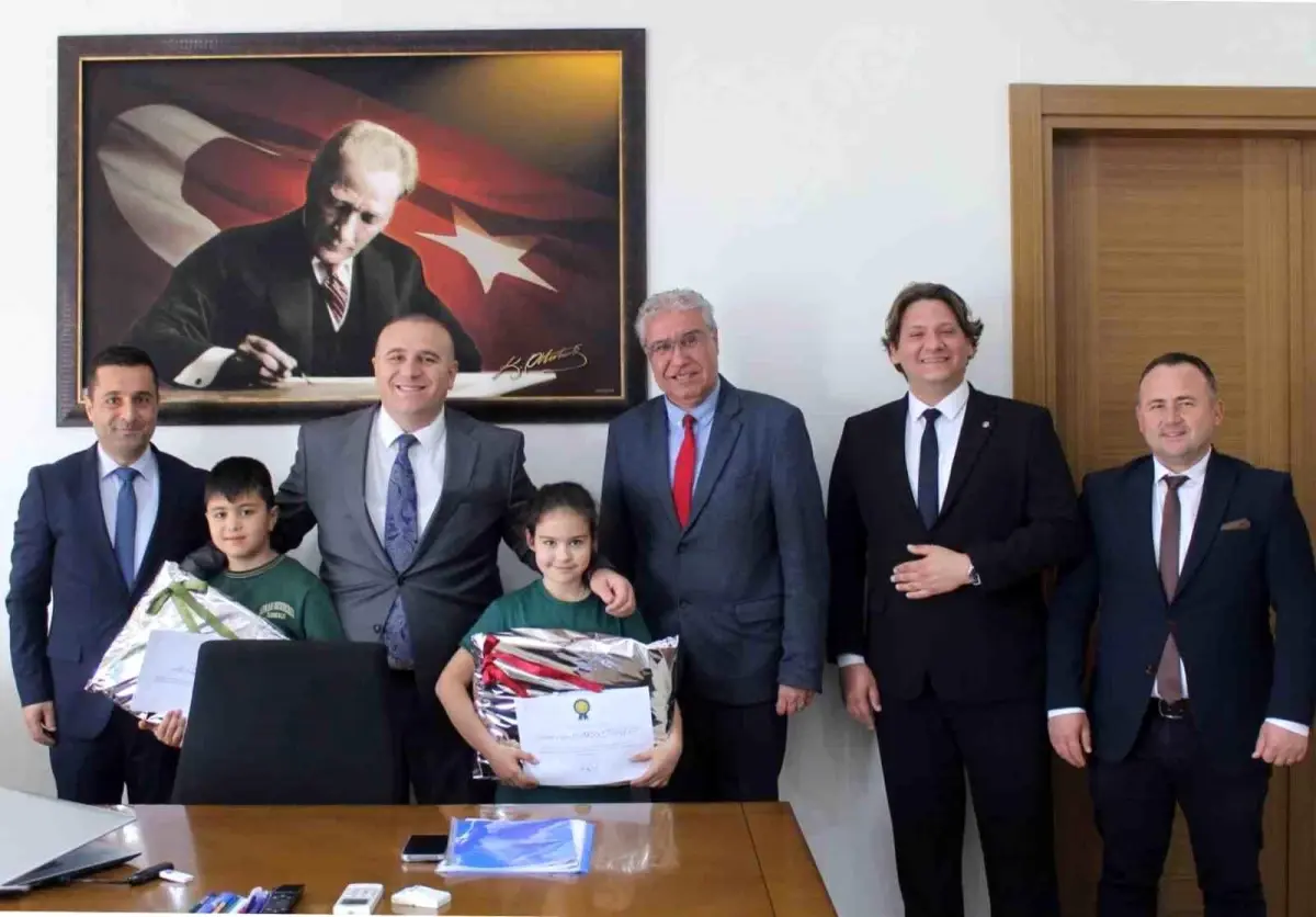 Köşk’te Kitap Okuma Yarışması Kazanan Öğrencilere Teşekkür Belgesi ve Hediyeler Sunuldu