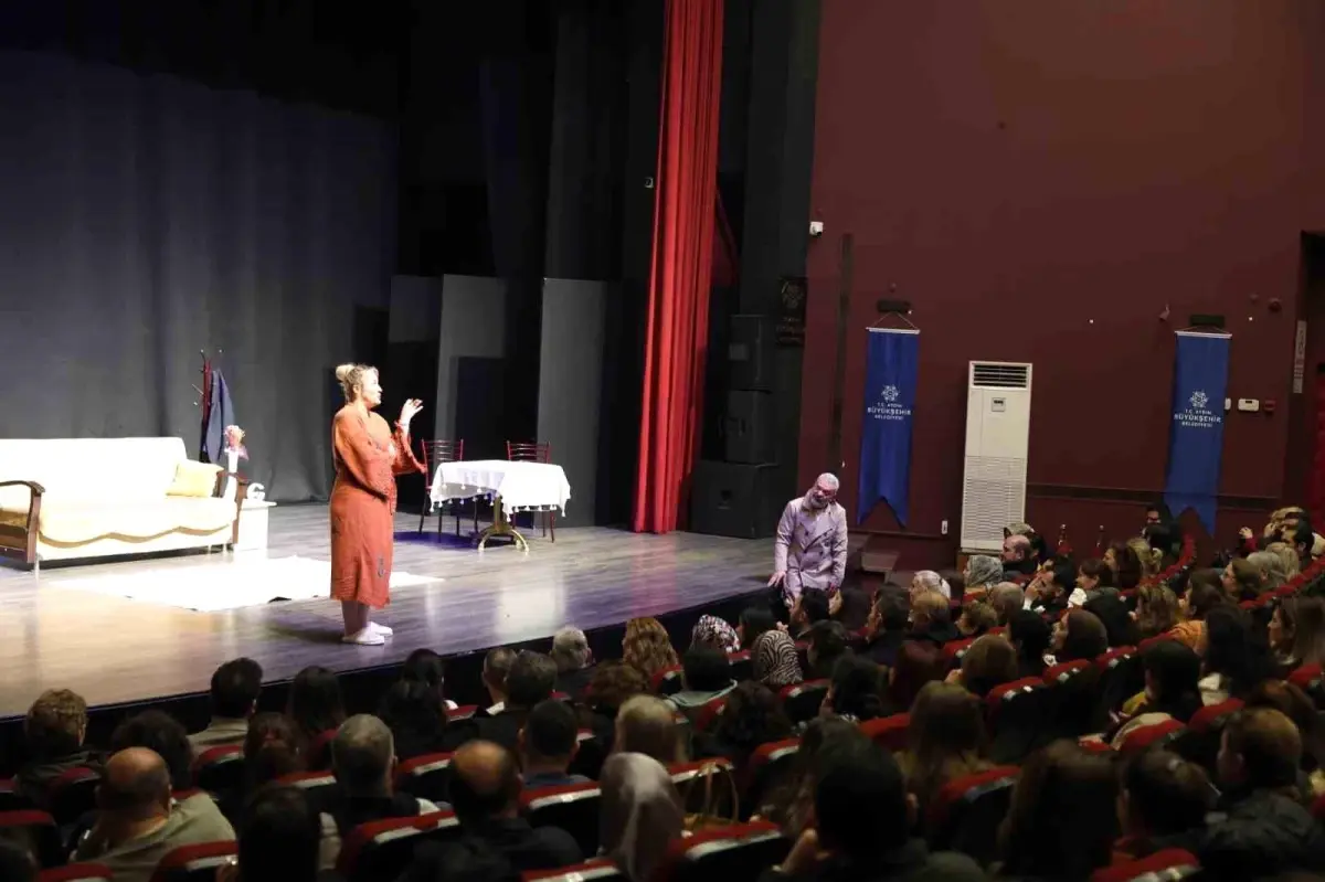 Aydın’da Kültür ve Sanat Şenliği: “İyi Delirdik” Komedi Oyunu Şehrin Sokaklarını Coşturdu