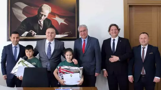 Ödül töreninde öğrenciler