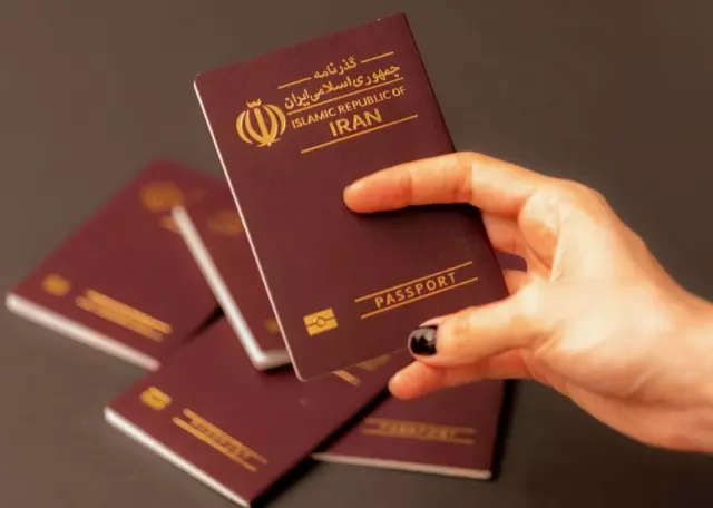 Güvenlik kontrol noktasında bekleyen İran vatandaşları