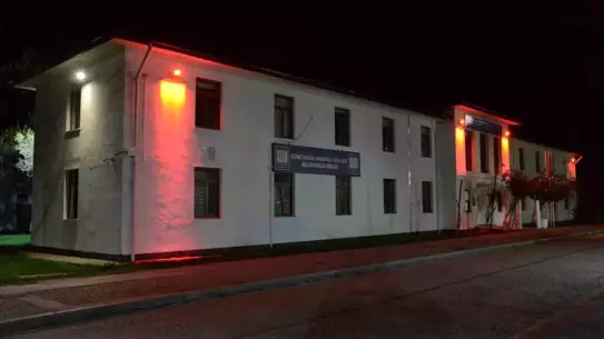 Diyarbakır’da Kırmızı Işıklar Otizm Farkındalığını Aydınlatıyor