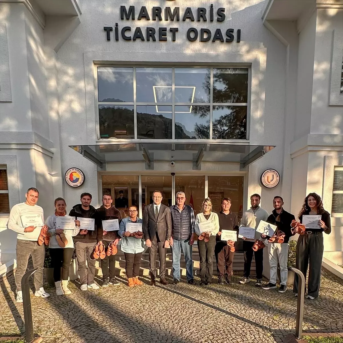 Marmaris’te Geleneksel Sandalet Sanatı Yaşandı: Eğitim Programı Başarıyla Tamamlandı