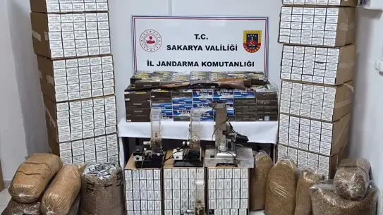 Operasyon sırasında ele geçirilen kaçak tütün ve makaron