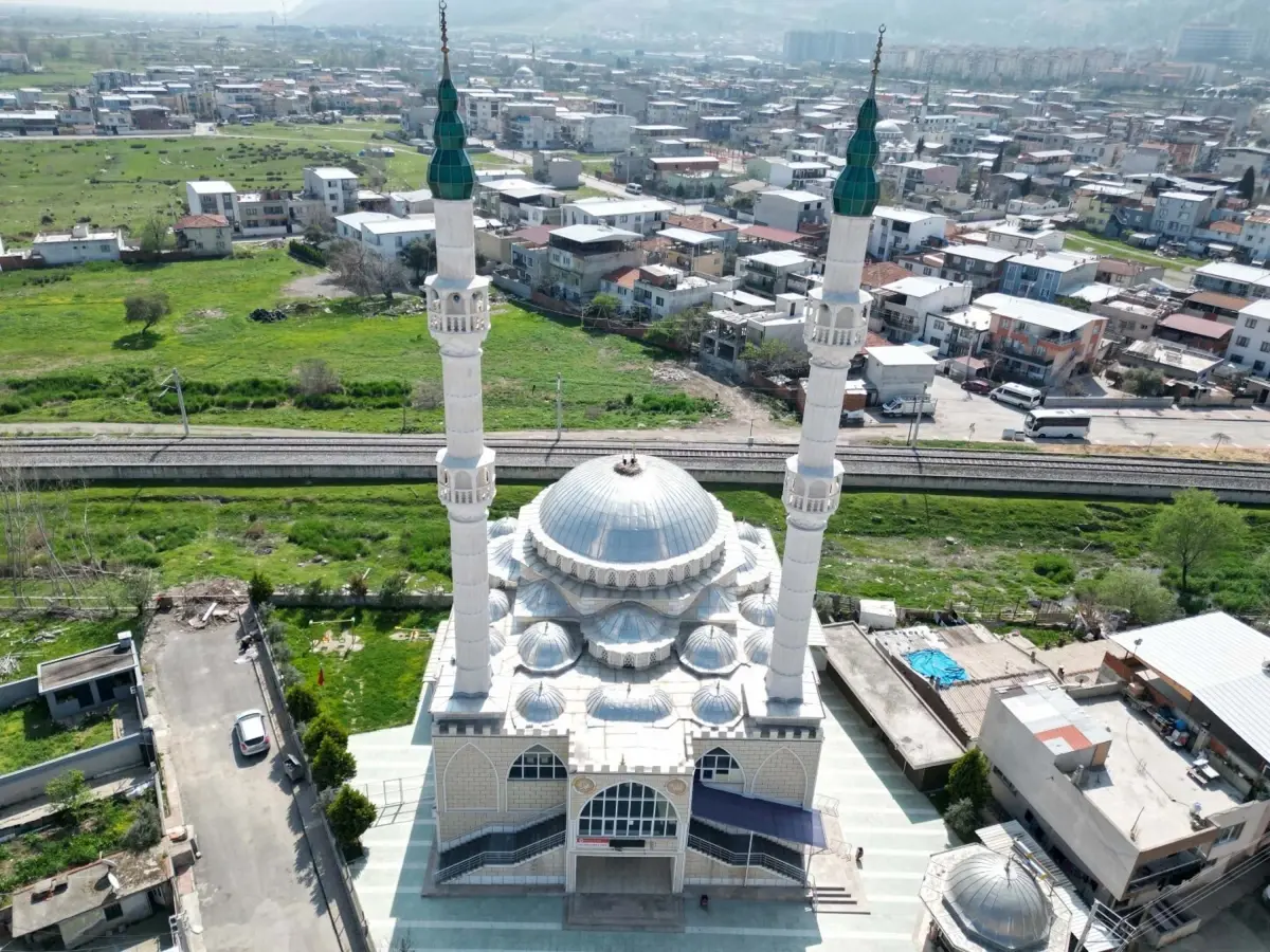 Manisa’da Leylek Çifti Kübbenin Şahitliğinde 6 Yıldır Yaşamaya Devam Ediyor