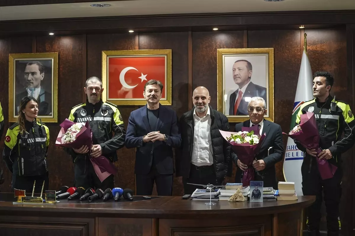 Zabıta Ekibi, 3 Aylık Bebeği Motosikletle Acil Servise Taşıdı