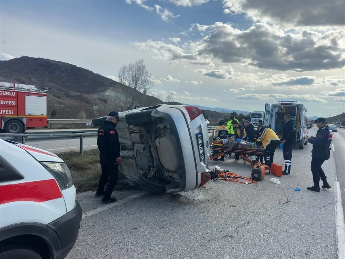 Sungurlu'da Devrilen Otomobilde 3 Kişi Yaralandı