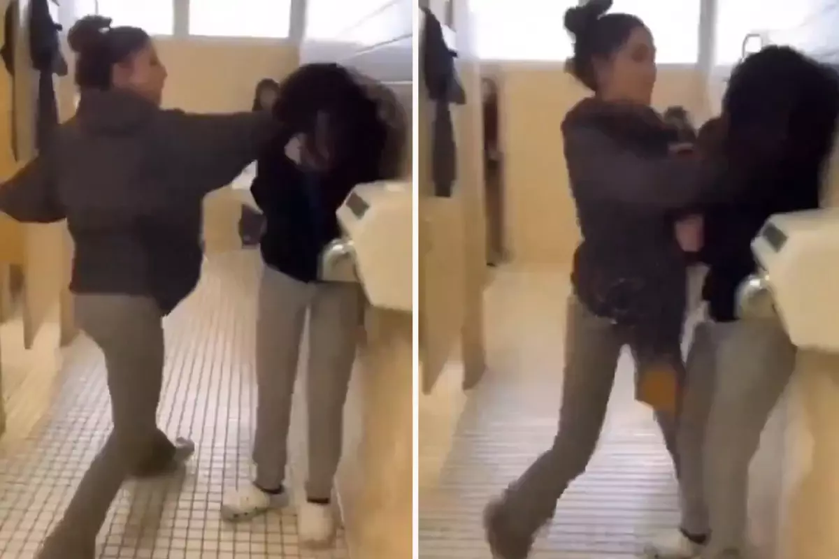 Okul Lavabosunda Şiddetli Kavga: Küçük Kızın Karşı Saldırısı Olayı Kameraya Yansıdı