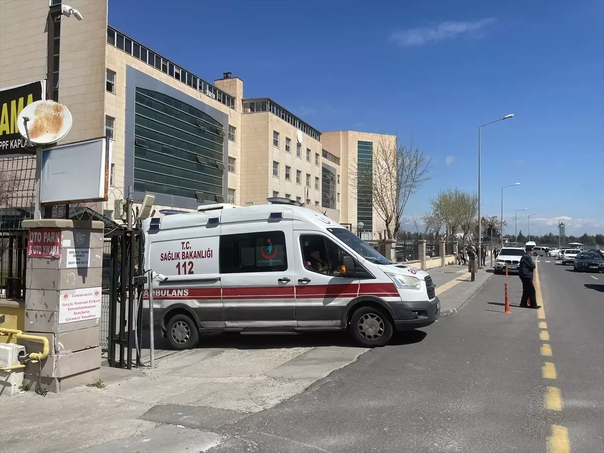 Diyarbakır Adliyesi'nde Bıçaklı Çatışma Sonucu 3 Kişi Yaralandı
