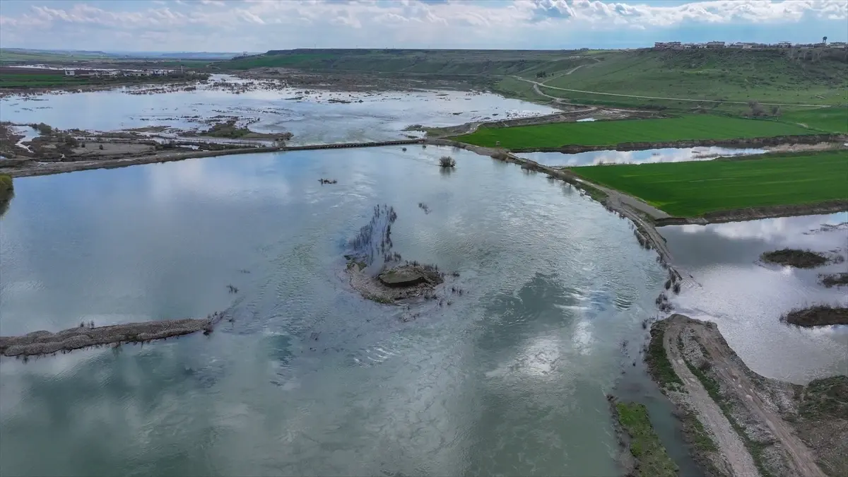 Diyarbakır’da Aşırı Yağışlar Tarım Arazilerini ve Mahalle Yollarını Suyla Kapladı