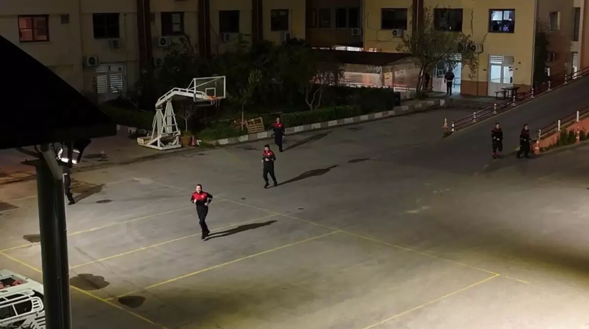 İzmir İtfaiyesi Maç Sırasında Gelen Yangın İhbarını Hızla Müdahale Etti