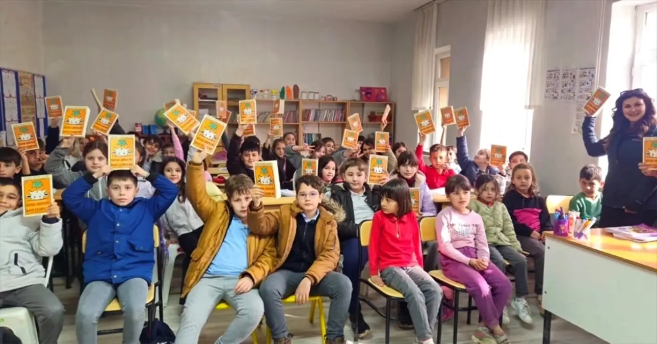 Gelibolu’da 500 Yıllık Çınar Altında Öğrenciler Kitap Okuma Etkinliği