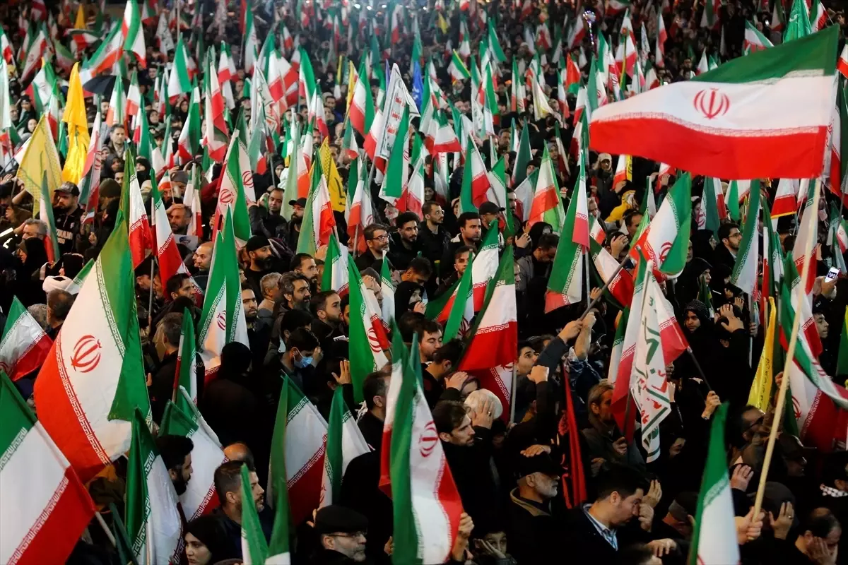 İran’da İslam Cumhuriyeti Günü Coşkuyla Kutlandı