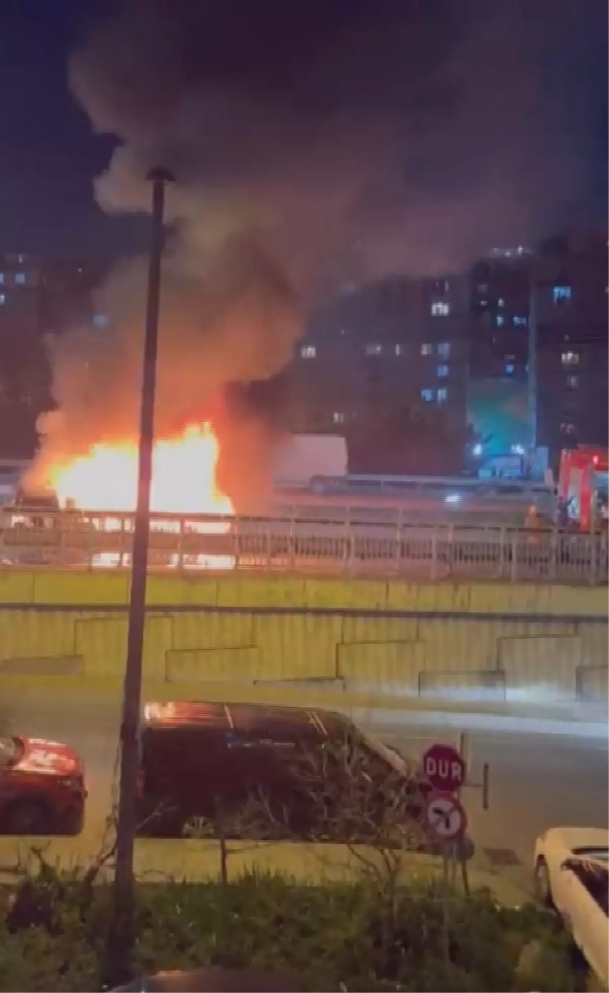 Kağıthane'de Taksi Yangını: Şoför Yolcuları Zamanında Kurtardı