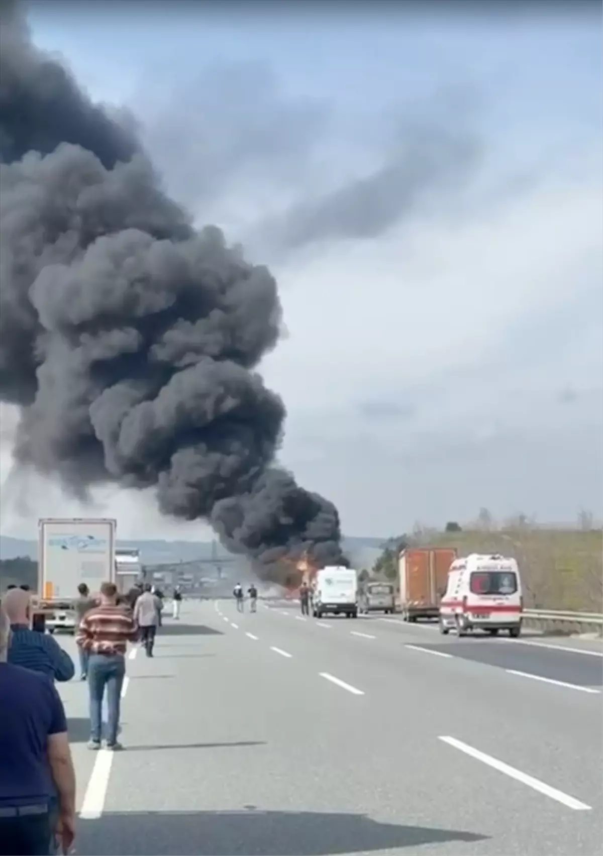 Kuzey Marmara Otoyolu'nda Tır Yangını Trafiği Durdurdu