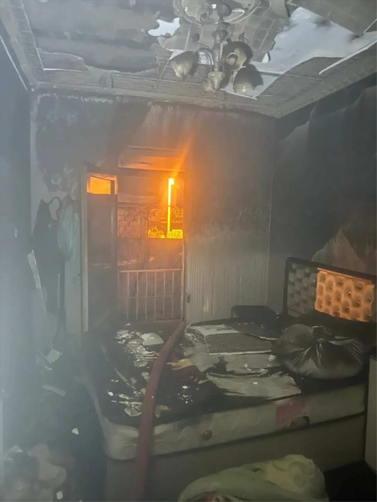 Mardin Artuklu’da Çıkan Yangın Bir Müstakil Evi Tamamen Yok Etti