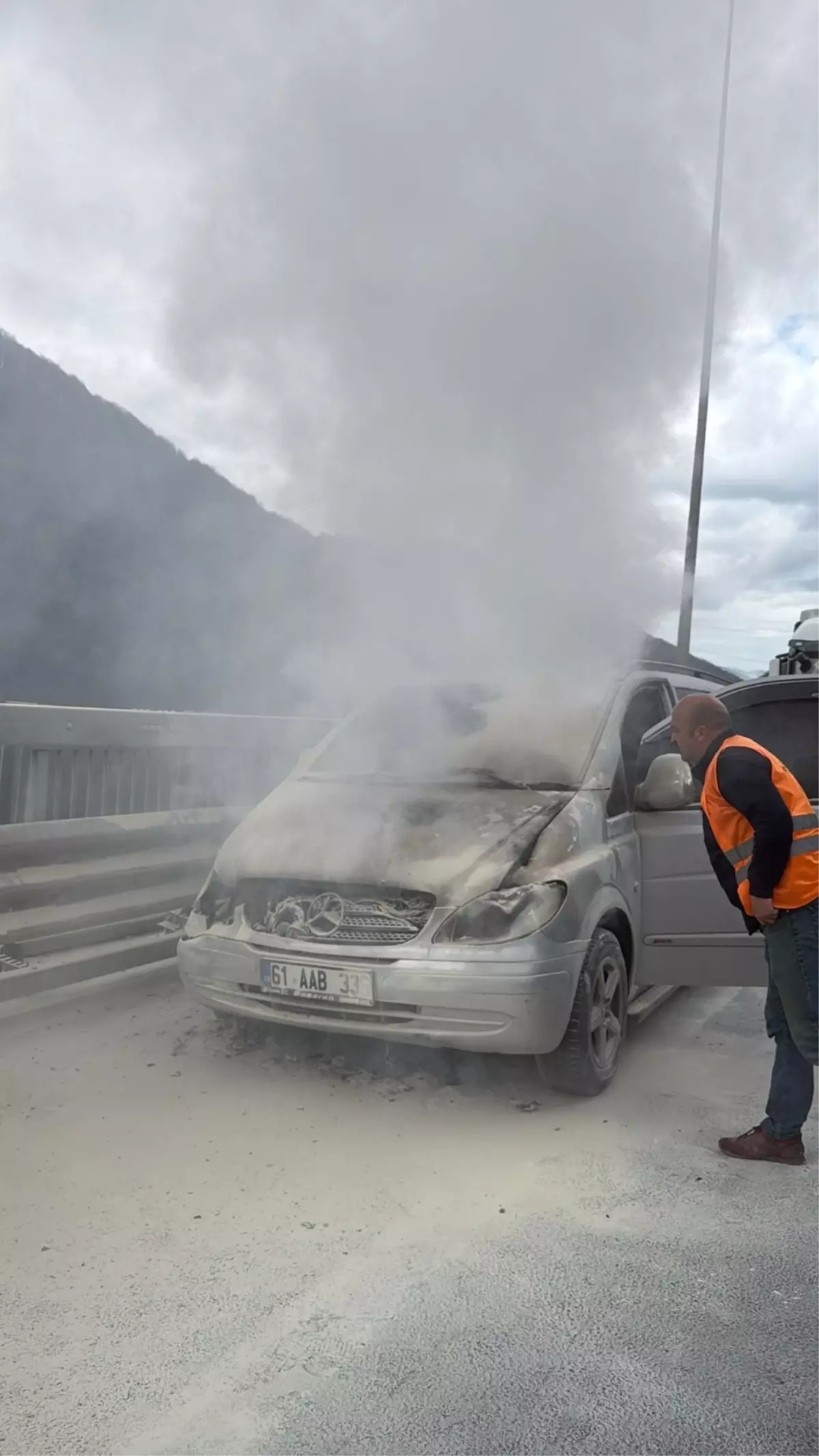 Bolu’da Motor Bölümünden Alev Alan Minibüs Tamamen Yok Oldu