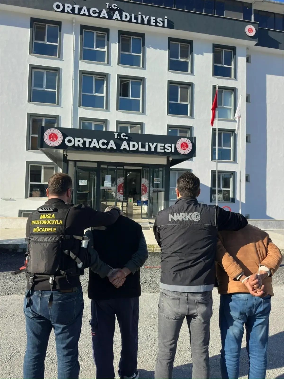 Mugla’nın Dalaman İlçesinde Uyuşturucu Operasyonu: 1 Kişi Tutuklandı, Diğeri Adli Kontrol Şartıyla Serbest Bırakıldı