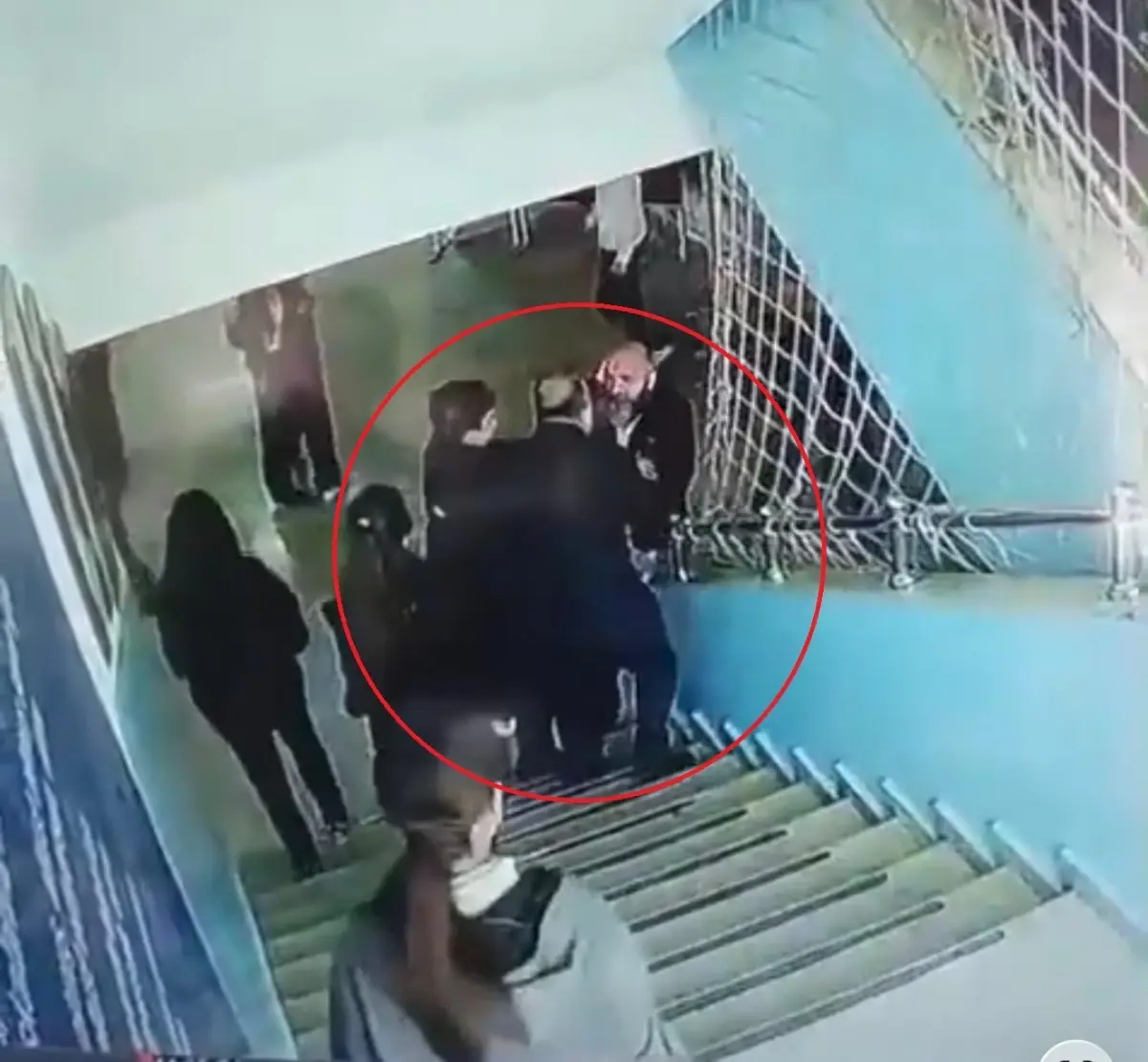 Pursaklar’da Türkçe Öğretmenine Öğrenci Velisi ve Arkadaşı Saldırdı: Soruşturma Başlatıldı