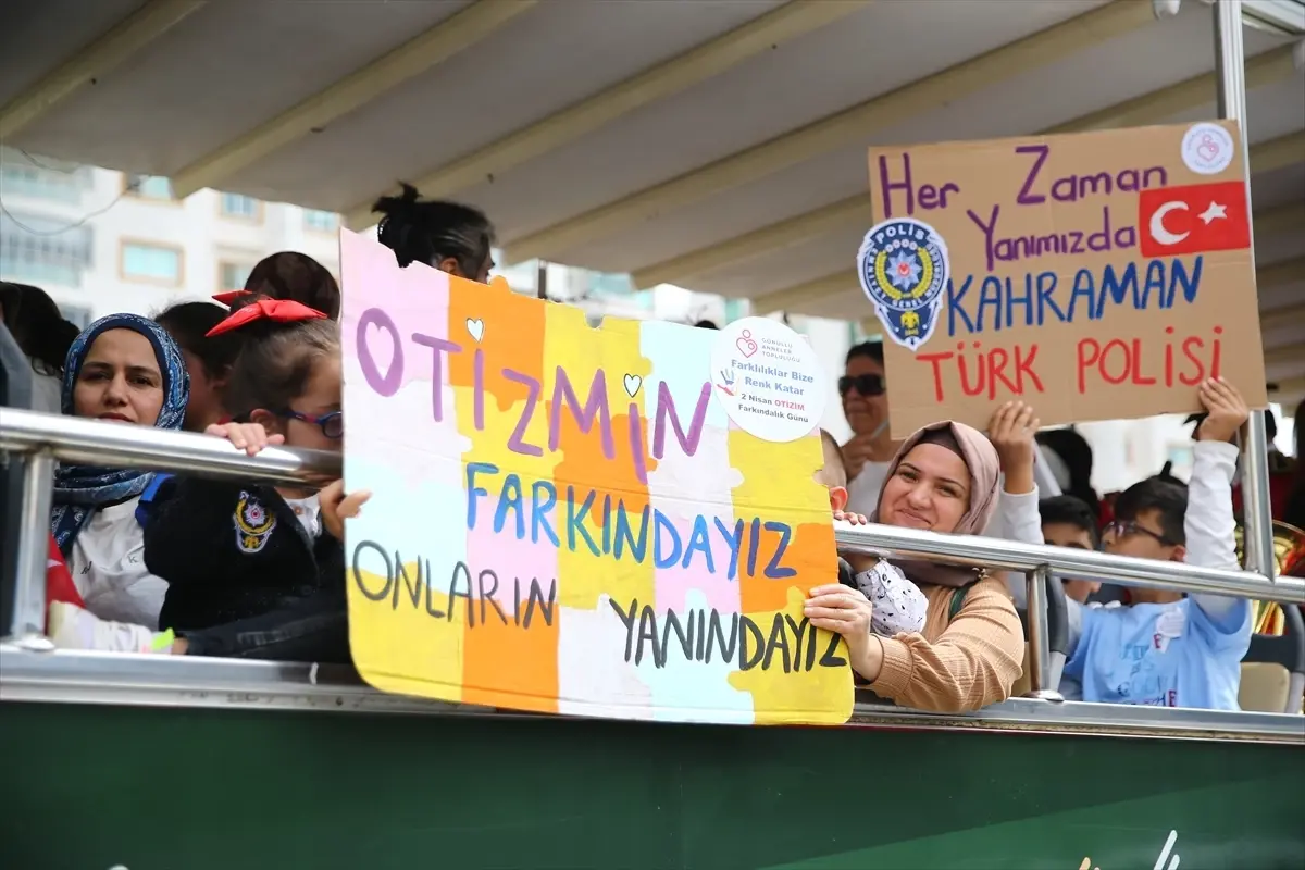 Adana’da Otizm Farkındalık Yürüyüşü: Açık Otobüsle Şehir Turu