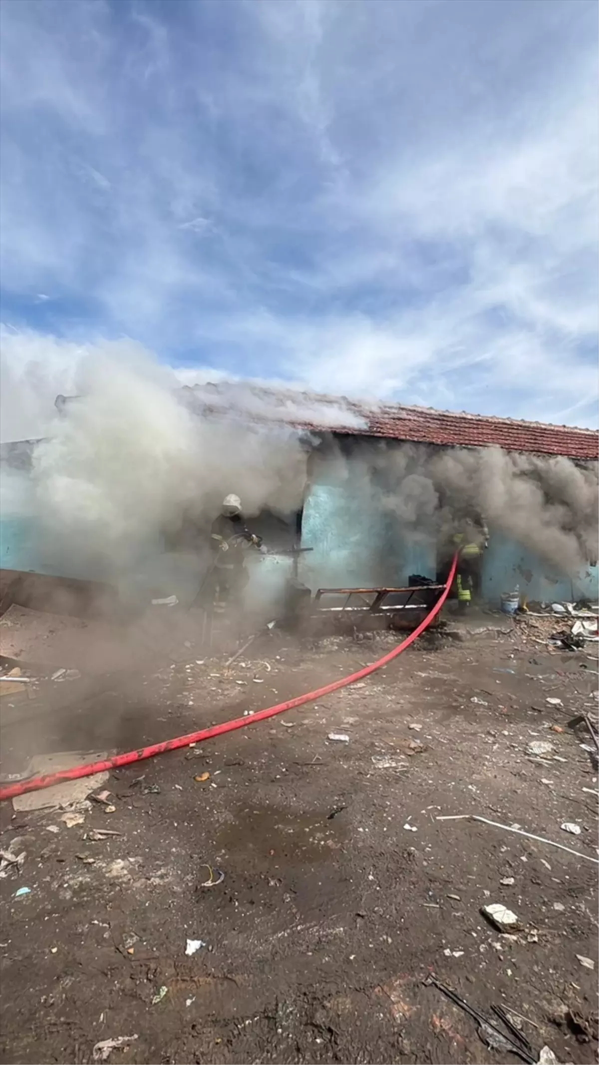 Çorlu’da Yangın Sırasında Köpek Saldırısı: 11 Yaşındaki Çocuk Yaralandı