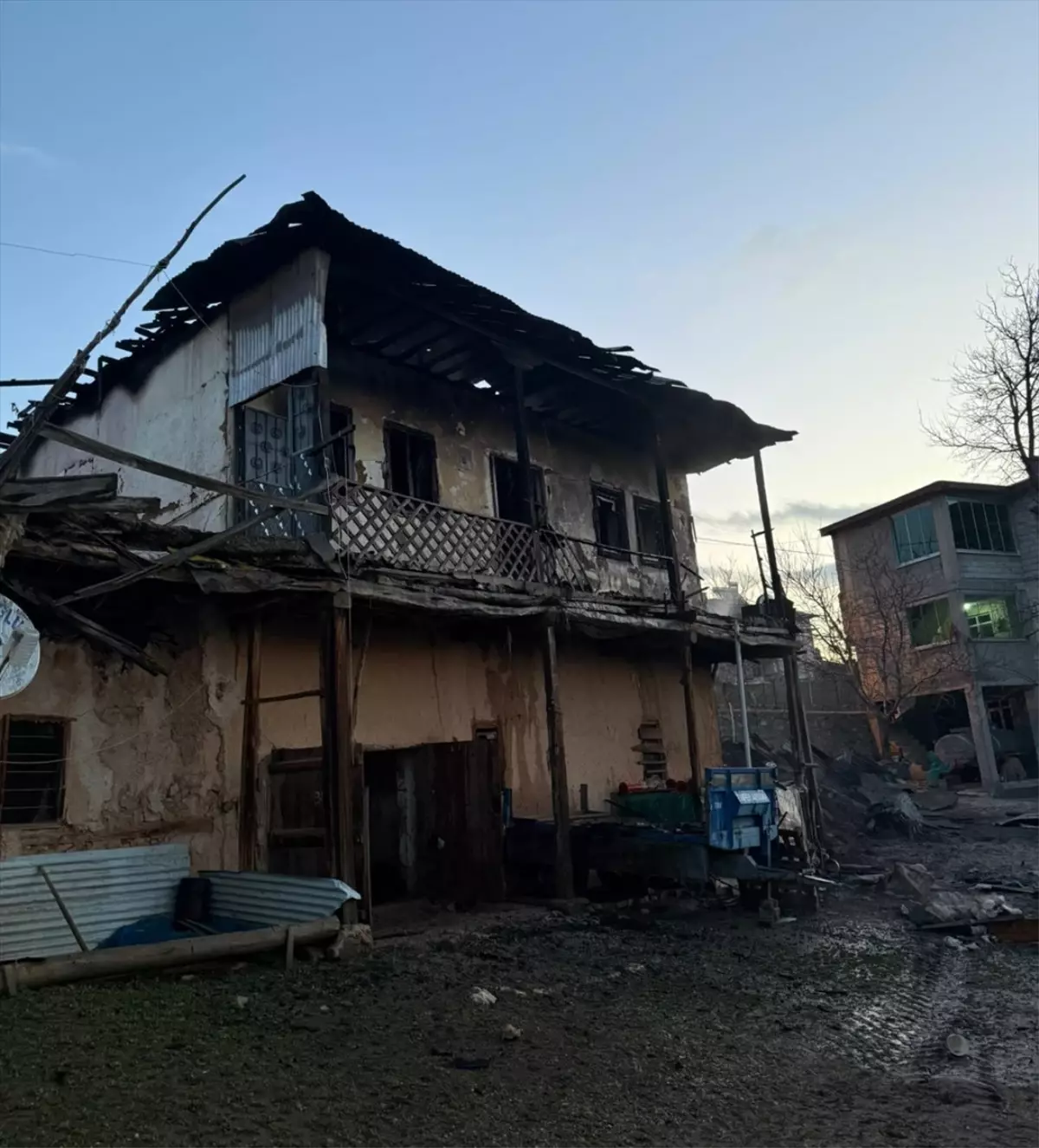 Tufanbeyli'de Çıkan Yangın Kontrol Altına Alındı, 5 Hayvan Kurtarıldı