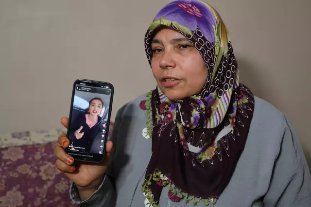 TikTok videosu izleyen genç kız