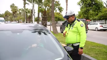 Polis ekipleri trafikte kontrol yapıyor