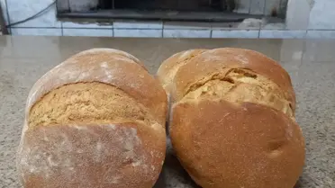 Bakkal raflarındaki ekmek paketleri