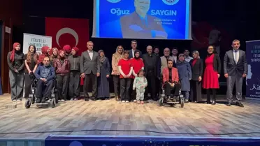 Konferansta konuşma yapan bir öğretmen