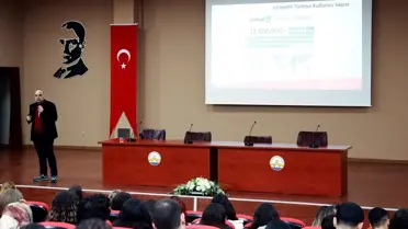 Seminer sırasında sunum yapan konuşmacı