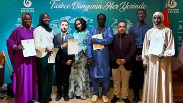 Sertifika töreninde öğrencilere verilen Türkçe kursu sertifikası