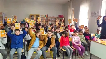 Kitap okuyan öğrenciler çınar altında