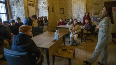 Kütüphane etkinliği sırasında öğrenciler