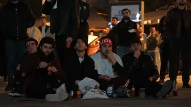 Milli Takım biletini gösteren kalabalık