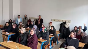 Anneler kitap okurken fotoğrafı