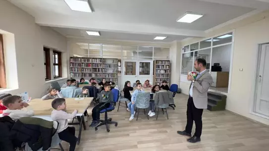 Kütüphane etkinliği sırasında öğrenciler
