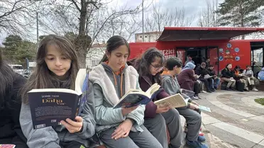 Etkinlikte okuma yapan öğrenciler