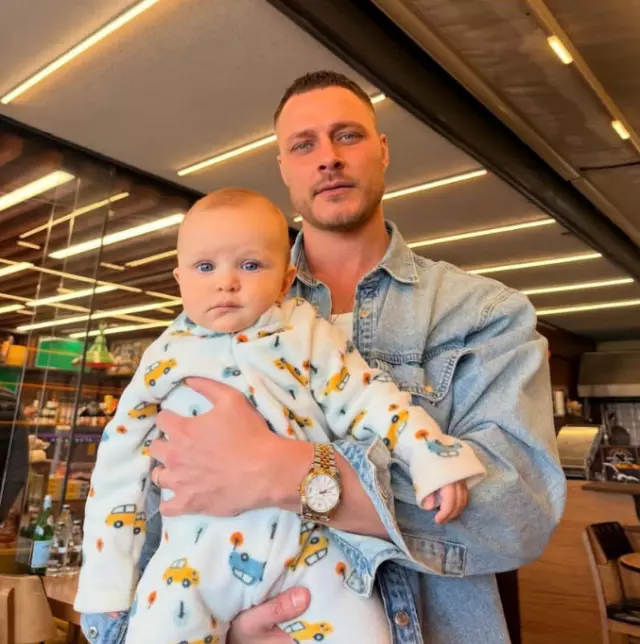 Burak Çelik ve Aslan’ın neşeli anlarından biri