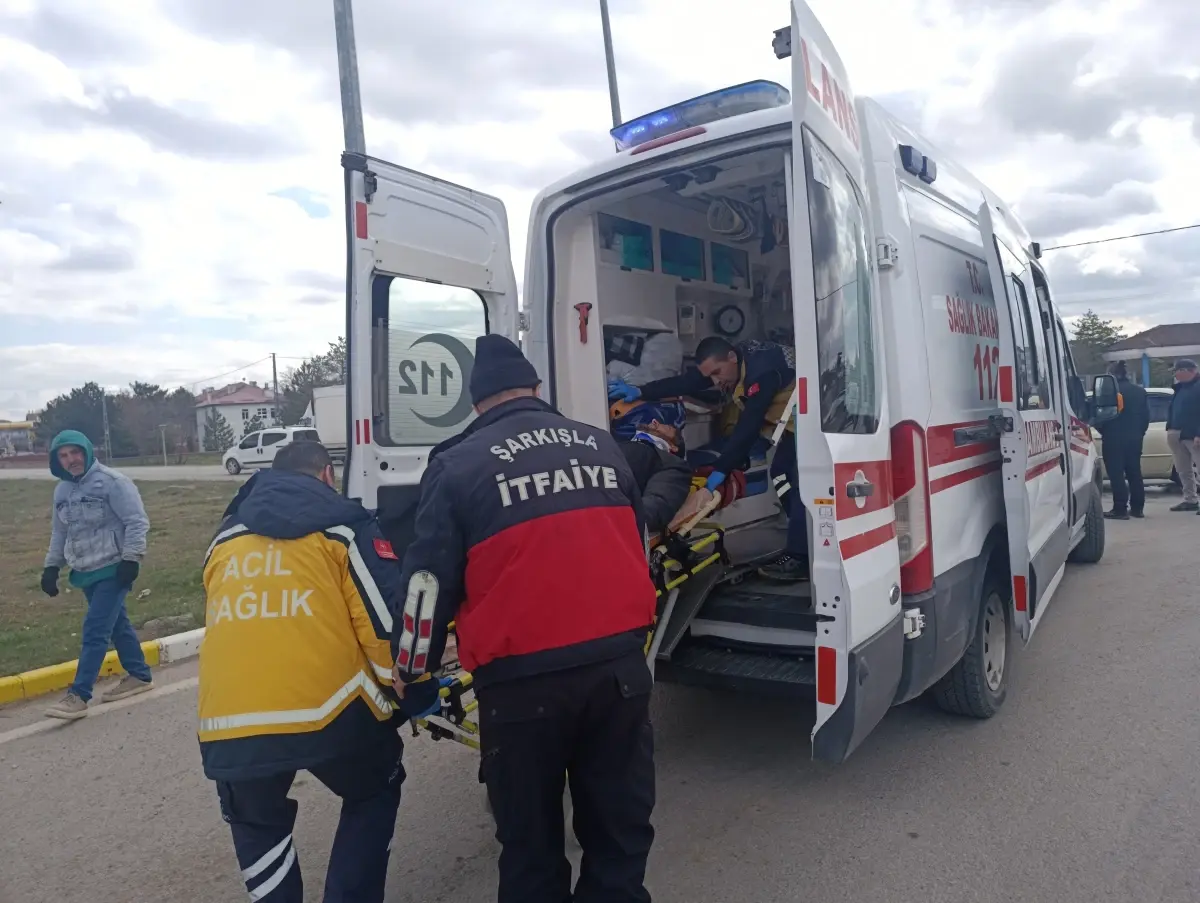 Şarkışla'da İki Araç Çarpıştı: 4 Yaralı, Sürücüler Kurtarıldı
