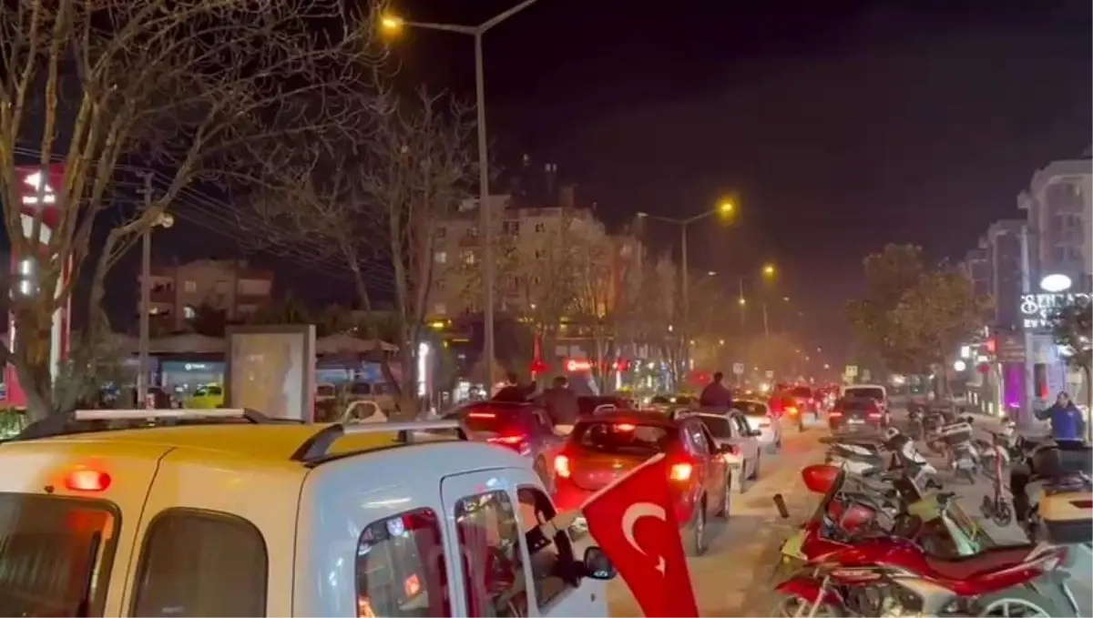 Bursa’da Dünya Kupası Zaferi Coşkusu: Şehrin Sokakları Kutlamalarla Dolu