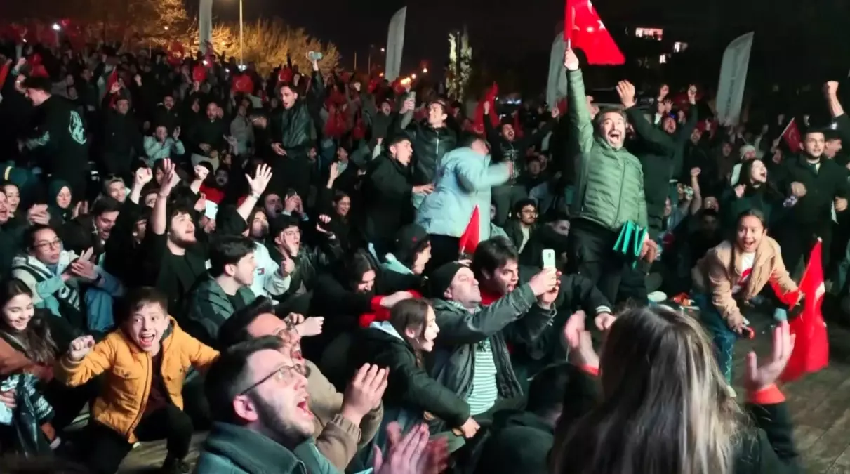 Antalya’da Dev Ekran Kutlaması: Milli Takımın Dünya Kupası Bileti Coşkusu
