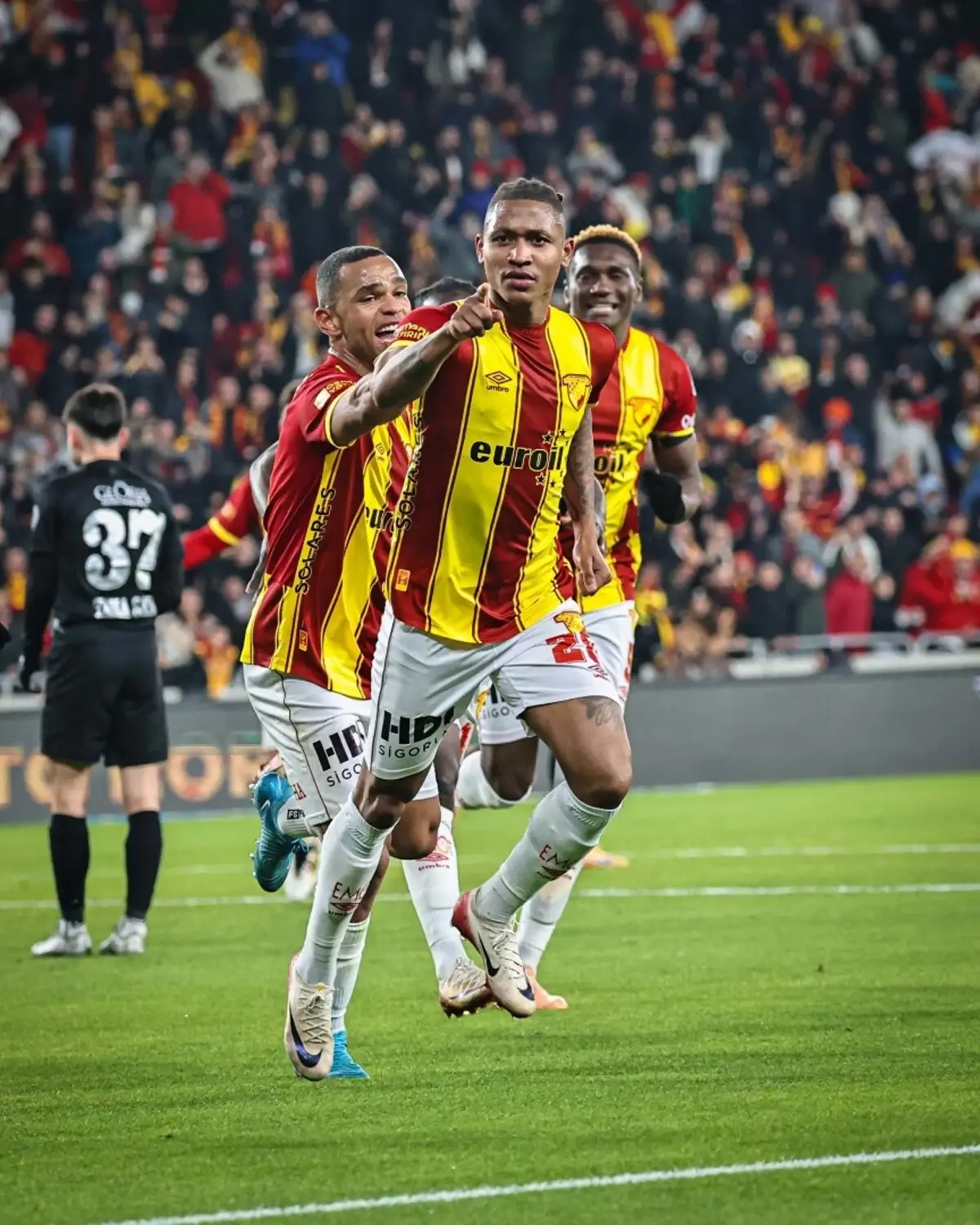 Göztepe, Gençlerbirliği'ni Konuk Ederek Puan Mücadelesini Kızıştırıyor