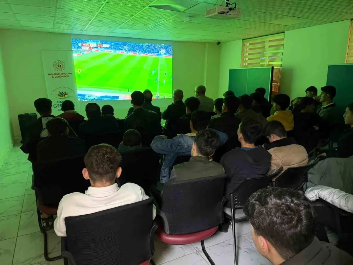 Hasköy’de Milli Takım Zaferi Coşkusu: Gençler Sokakları Doldurdu