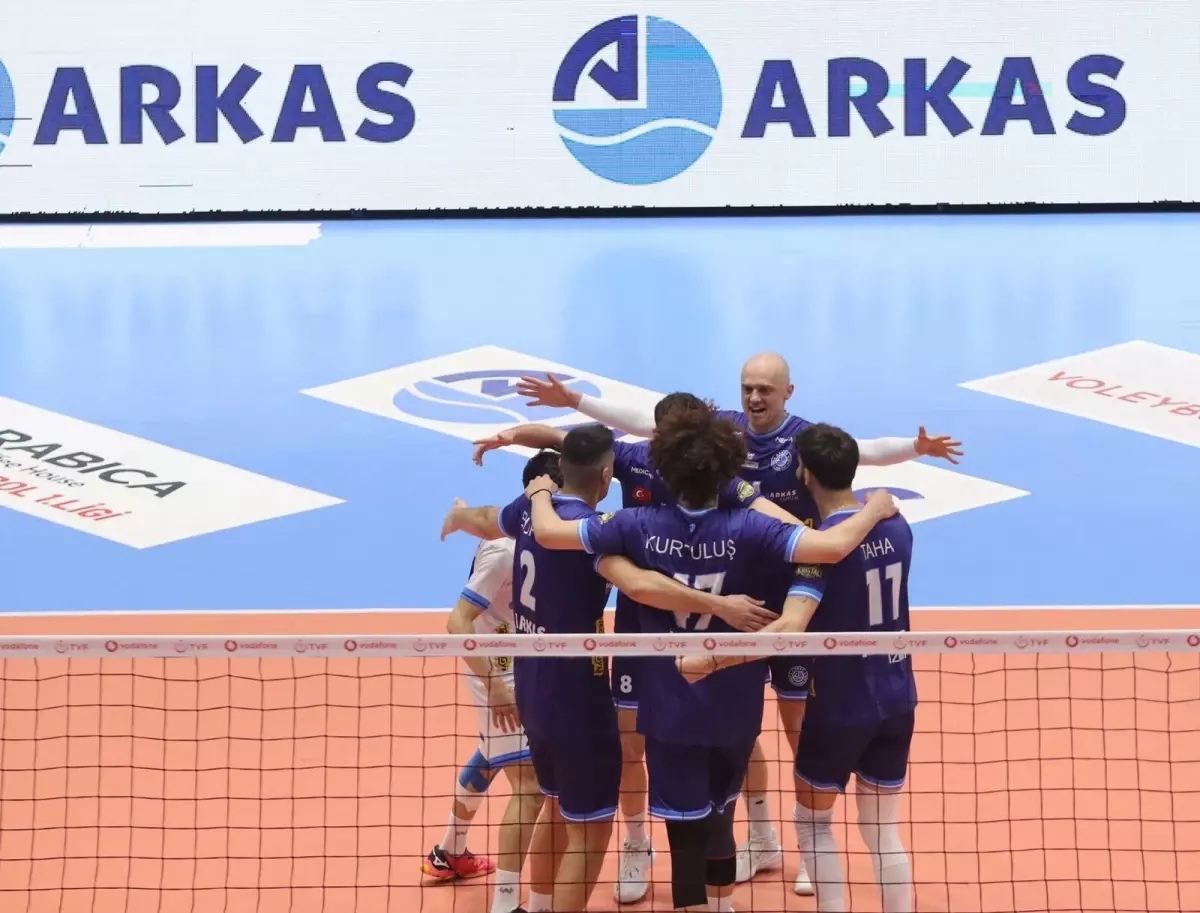 Arkas Spor, Kocaeli'yi 3-1 Yendirerek Yarı Finalde Öne Geçti